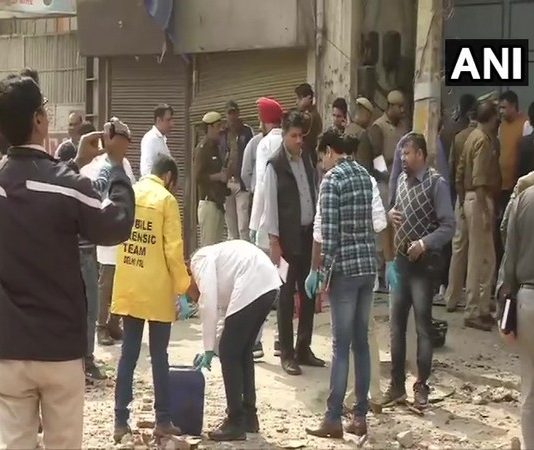 Delhi Violence- ताहिर हुसैन की फैक्टरी में फॉरेंसिक टीम, जुटाए जा रहे हिंसा से जुड़े सबूत