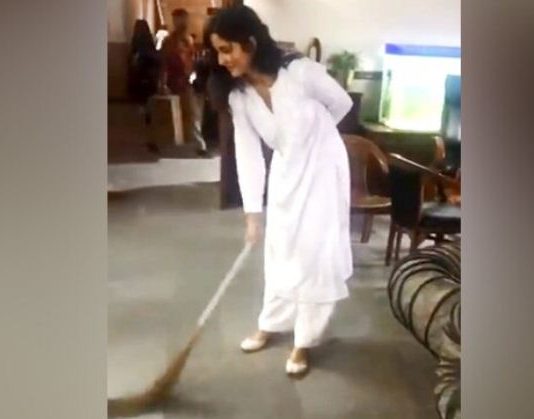 सूर्यवंशी के लिए एक्ट्रेस Katrian Kaif को लगानी पड़ रही है झाडू, अक्षय ने शेयर किया Video