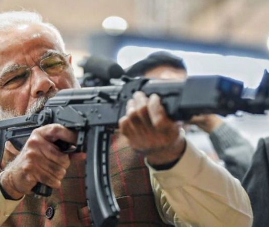 जब PM मोदी ने हाथों में राइफल लेकर साधे कई निशाने, Social Media पर छाई ये तस्वीर