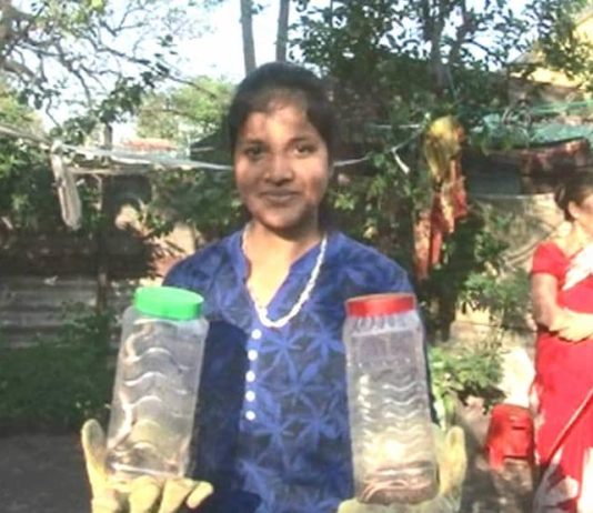 छोटी लड़की सांपो के साथ करती ये कारनामे, ‘स्नेक गर्ल’ के नाम से हुई मशहूर