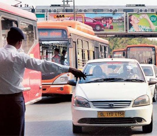 ट्रैफिक नियम तोड़ना बस ड्राइवर को पड़ा भारी, अधिनियम के तहत लगे जुर्माने की राशि जानकर रह गया दंग