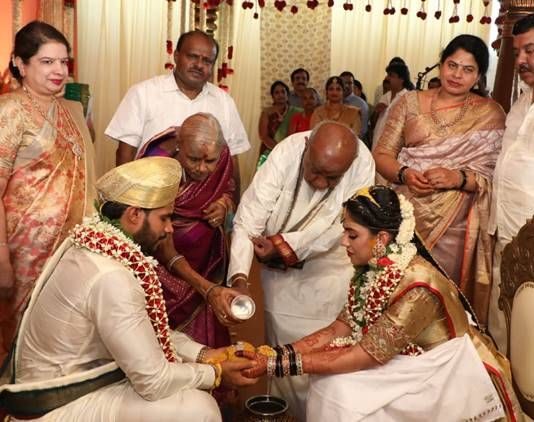 कुमारस्वामी के बेटे की शादी में सोशल डिस्टेंसिंग की उड़ी धज्जियाँ Kumaraswami