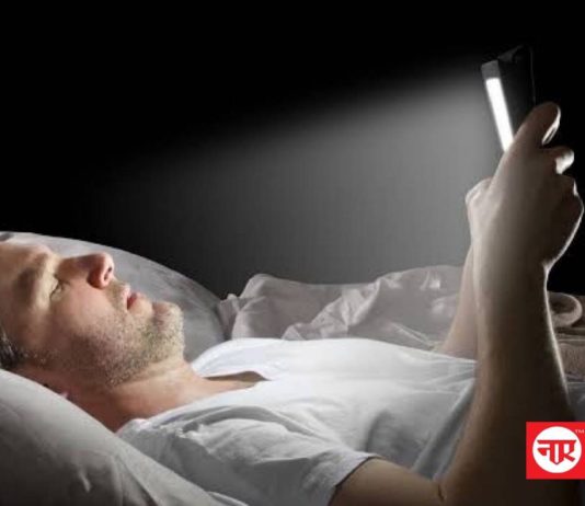 सावधान! मोबाइल-लैपटॉप का ज़्यादा इस्तेमाल पड़ सकता है भारी अंधेरे में काम न करें