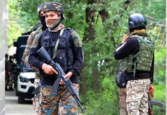 जम्मू-कश्मीर: सेना के जवानों की मुस्तैदी से टला ‘पुलवामा 2’