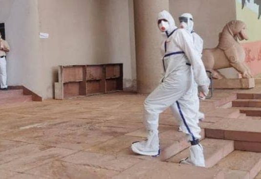 MP: पीपीई किट पहनकर वोट डालने पहुँचे कांग्रेस विधायक