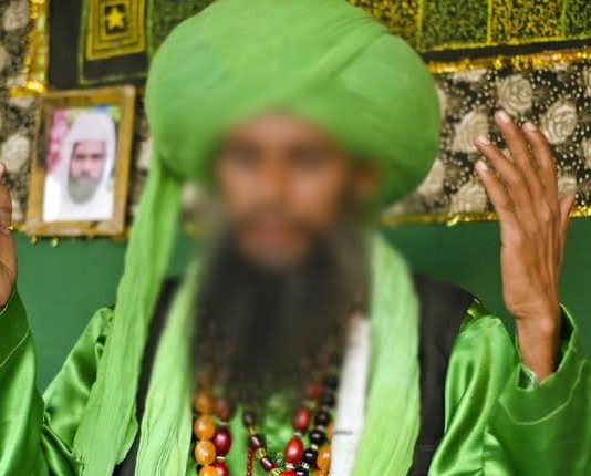 चूमकर रोग ठीक करता था असलम बाबा, कोरोना से हुई मौत