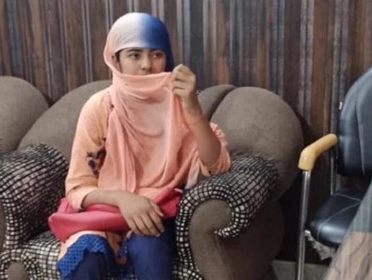 25 विद्यालयों को झाँसा देने वाली अनामिका गिरफ़्तार