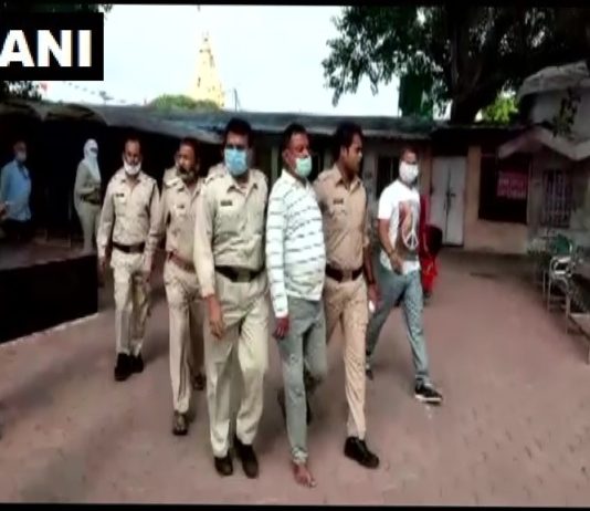 महाकाल मंदिर में चिल्लाने लगा विकास, “मैं हूँ यूपी का मोस्ट वांटेड”