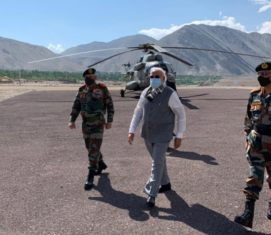 सीमा विवाद के बीच प्रधानमंत्री मोदी अचानक पहुँचे लेह