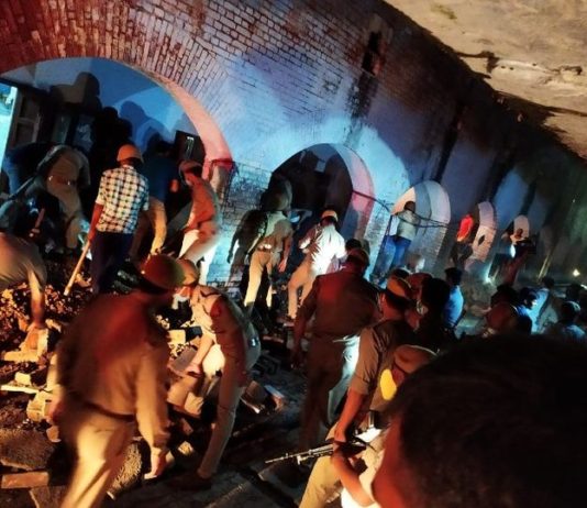 कानपुर में पुलिस बैरेक की छत के नीचे दब कर एक की मौत, तीन घायल