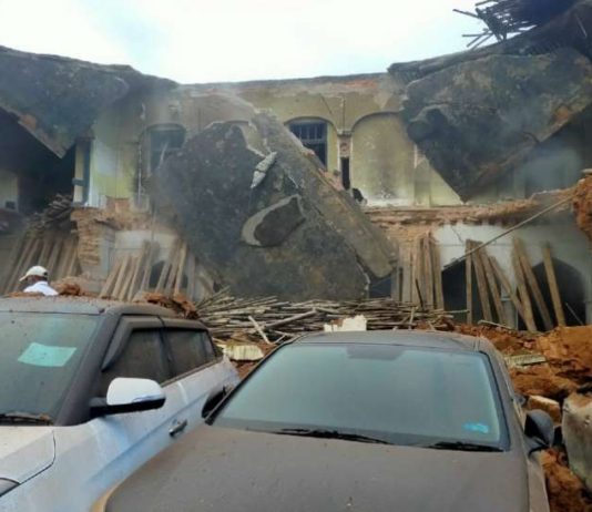 भोपाल (MP) : 150 वर्ष पुरानी मोती महल की इमारत धराशाई, दर्जनों वाहन क्षतिग्रस्त