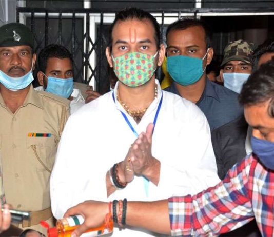 लालू के बेटे तेज प्रताप यादव को लपेटने की फ़िराक़ में झारखण्ड सरकार