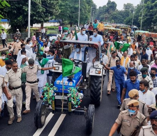 बिहार : कृषि बिल के विरोध में राजद का शक्ति प्रदर्शन; तेजस्वी ने चलाया ट्रैक्टर