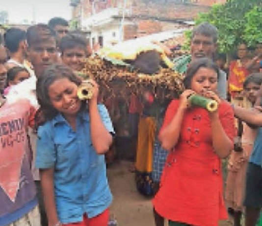 बिहार : करंट से हुई पिता की मौत, बेटियों ने निभाया बेटे का फर्ज