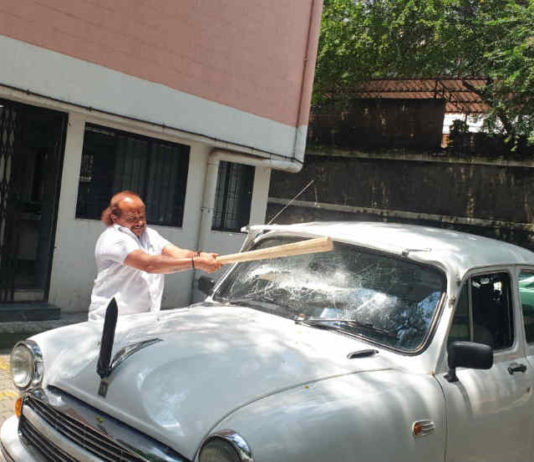 मृतक रिश्तेदार के लिए एम्बुलेंस न मिलने से नाराज मनसे नेता ने तोड़ी अधिकारी की गाड़ी