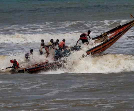 पोरबंदर के पास समुद्र में पाकिस्तान ने की फायरिंग, मछुआरों मे दहशत