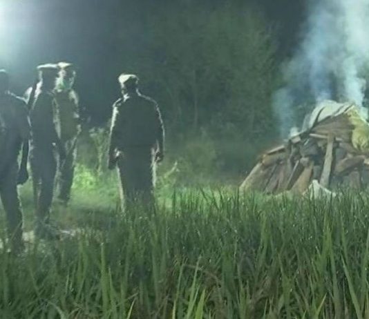 हाथरस सामूहिक दुष्कर्म कांड : पुलिस ने फिर दिखाई अमानवीयता, रात के अंधेरे में कर दिया गया पीड़िता का अंतिम संस्कार