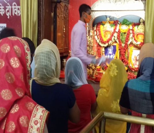 बिहार में मंदिरों के खुलते ही उमड़ी भक्तों की भीड़, मॉल, पार्क भी खुले