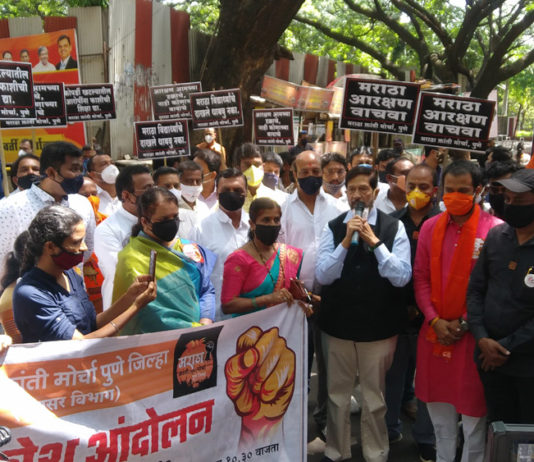 पुणे में मराठा क्रांति मोर्चा का राजनीतिक दलों के खिलाफ आक्रामक रुख