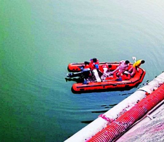 इंदौर : बेकाबू बाइक शिप्रा नदी में गिरी, दो को बचाया, एक की लाश मिली, एक लापता