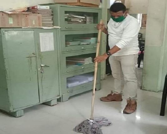 जिसके नीचे काम करते हैं 250 लोग, वह मनपा अस्पताल में लगाता है पोंछा