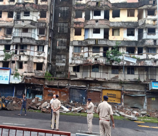 सूरत में अपार्टमेंट के आगे का हिस्सा गिरने से तीन की मौत