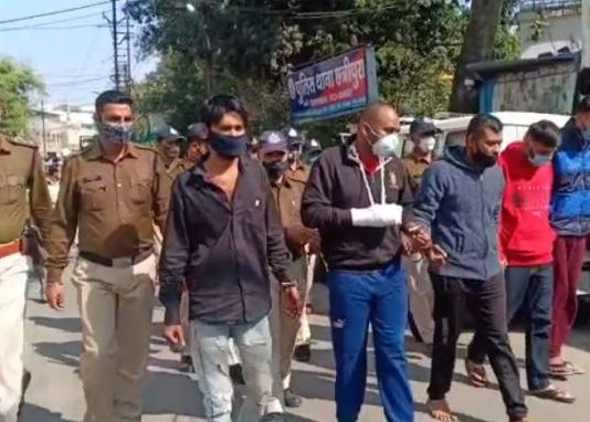 इंदौर में भाजपा नेता के घर हमला करनेवालों का पुलिस ने निकाला जुलूस