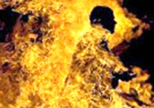 BMW पर कर रहा था पेशाब, सुरक्षा रक्षक ने रोका तो जिन्दा जला दिया