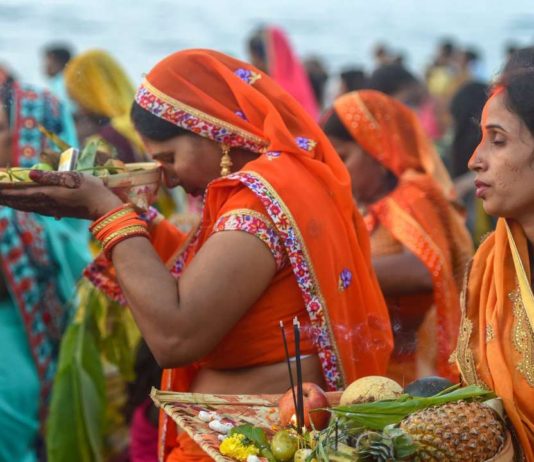 छठव्रतियों की आस्था पर आघात : नदी घाट पर छठ पूजा की अनुमति नहीं दे रही पुलिस