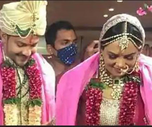विवाह बंधन में बंधे आदित्य नारायण, बेटे की शादी में जमकर नाचे उदित नारायण