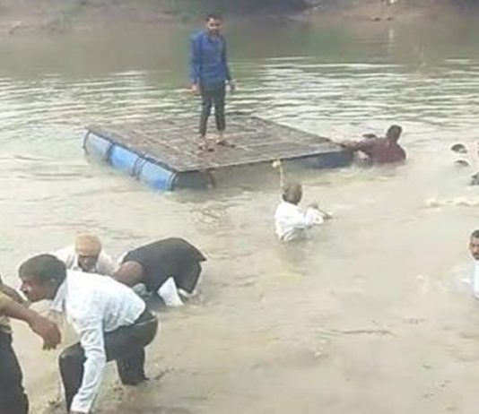 बीच मझदार में पलटी जुगाड़ की नाव, 10 लोग डूबे