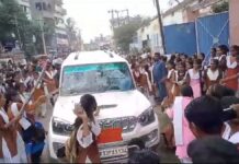 बिहार: सरकारी स्कूल में नहीं थी बैठने की व्यवस्था, नाराज छात्राओं ने BEO की गाड़ी को बनाया निशाना, किया तोड़फोड़