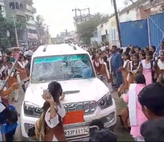 बिहार: सरकारी स्कूल में नहीं थी बैठने की व्यवस्था, नाराज छात्राओं ने BEO की गाड़ी को बनाया निशाना, किया तोड़फोड़