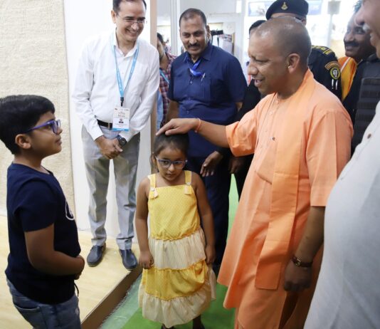 बच्चों ने दौड़कर छुआ पैर, सीएम योगी ने पुचकारा, दिया आशीर्वाद