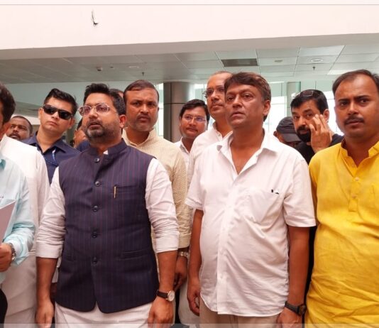 UP: योगी के प्रस्तावित दौरे से पूर्व पहुंचे प्रभारी मंत्री, ‘इंडिया कार्पेट एक्सपो’ की तैयारियों का लिया जायज़ा