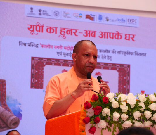 ‘कालीन मेले’ में पहुंचें सीएम, बुनकरों को सराहा, माफियाओं पर साधा निशाना