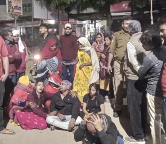 UP (भदोही) में दर्दनाक हादसा: ट्रक की चपेट में आने से बाइक सवार महिला व मासूम पुत्र की मौत