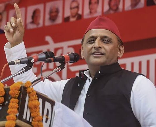 वरुण गांधी की उम्मीदवारी को लेकर सस्पेंस, गठबंधन को लेकर बोले अखिलेश