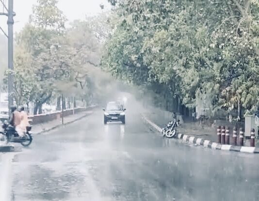 देश भर में बदला मौसम का मिज़ाज, मंगलवार तक कई राज्यों में हो सकती है झमाझम बारिश