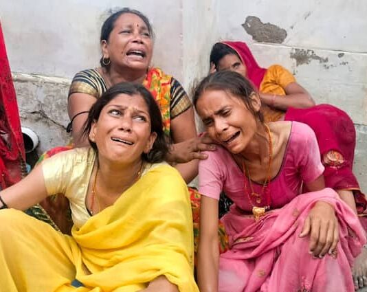 हाथरस: सत्संग के दौरान भगदड़ में १२२ की मौत, बिखरी लाशें देख हार्ट अटैक से पुलिस वाले की मौत