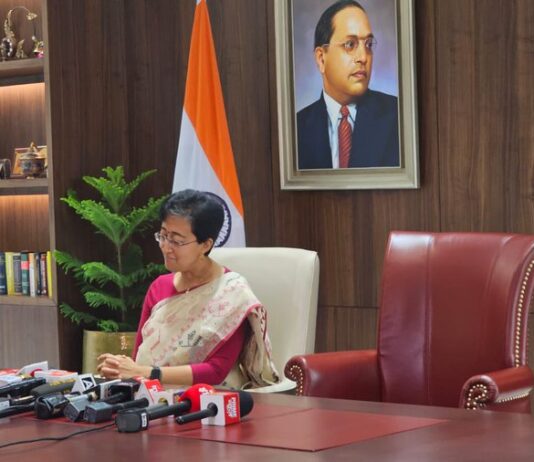 केजरीवाल की कुर्सी ख़ाली रखकर क्या संदेश देना चाहती हैं आतिशी ?