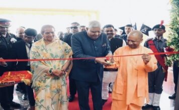 योगी आदित्यनाथ के ड्रीम प्रोजेक्ट का लोकार्पण करने पहुँचे उपराष्ट्रपति धनखड़ ने क्यों कहा, “योगी जी की नज़र गिद्ध जैसी”