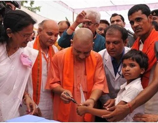 योगी आदित्यनाथ के संसद में रोने से लेकर यूपी में एन्सेफलाइटिस के खात्मे तक की कहानी