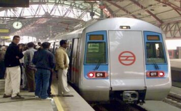 दिल्ली: मेट्रो रेल की लचर सेवाओं के चलते यात्रियों का बुरा हाल