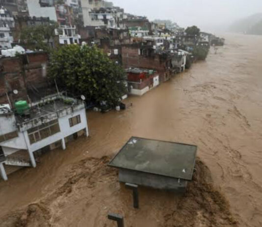 जम्मू में बाढ़ से मची तबाही, घर छोड़ भागने को मजबूर लोग