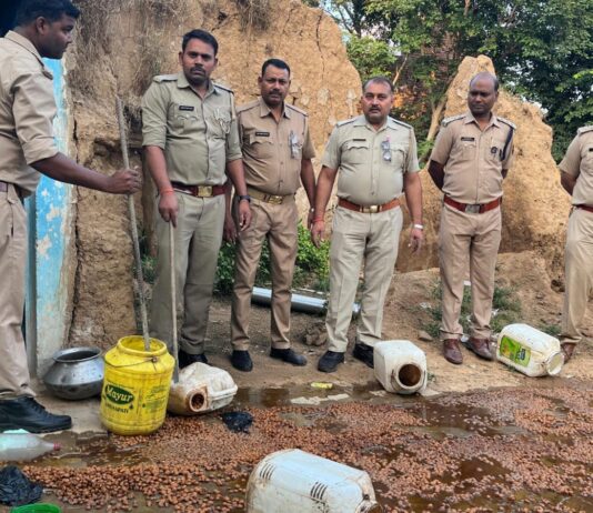चित्रकूट: आबकारी टीम की छापेमारी, पकड़ी कच्ची और अंग्रेज़ी शराब