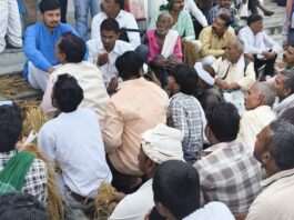 चित्रकूट: असमय बारिश से धान की फसल चौपट, किसान पहुँचे कलेक्ट्रेट