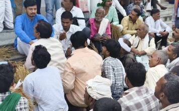 चित्रकूट: असमय बारिश से धान की फसल चौपट, किसान पहुँचे कलेक्ट्रेट