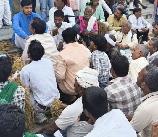 चित्रकूट: असमय बारिश से धान की फसल चौपट, किसान पहुँचे कलेक्ट्रेट