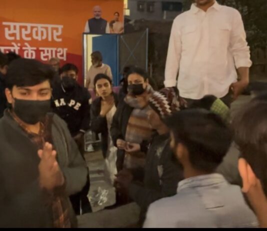 डीएसजे के छात्रों ने गरीबों में बांटे कंबल